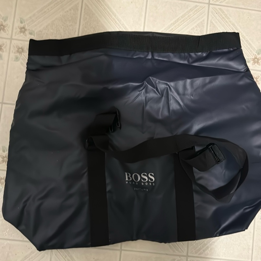 NWOT Hugo Boss Parfum Weekender Expandable Duffle Bag Navy Blue